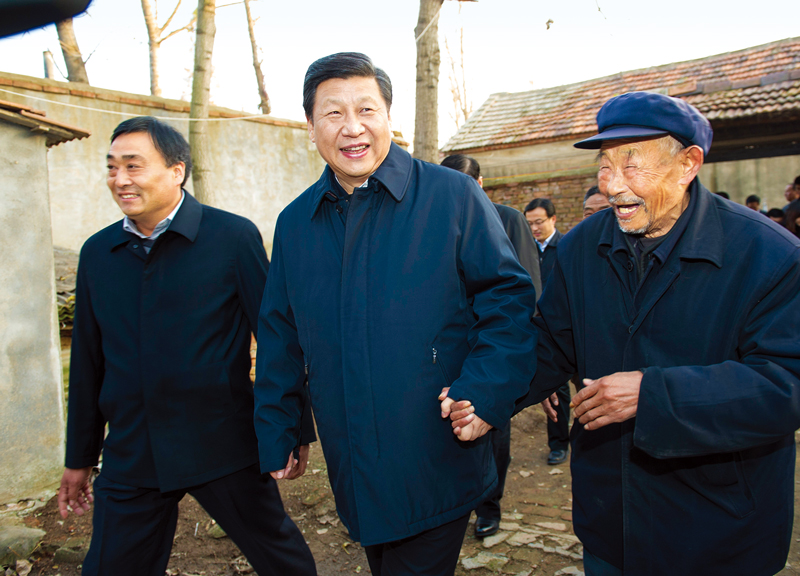 　2013年11月24日至28日，中共中央總書(shū)記、國家主席、中央軍委主席習近平在山東考察。 這是25日下午，習近平在地處沂蒙老區的臨沭縣曹莊鎮朱村親切地拉著(zhù)83歲的“老支前”王克昌的手去他家看望。 新華社記者 謝環(huán)馳/攝